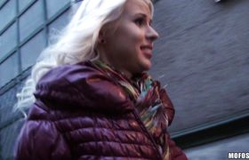 Sex appeal beauty Lynna Nilsson enjoys having her pussy drilled hard