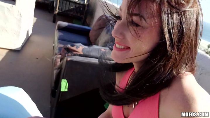 Attractive girlfriend Jennifer White eager to suck and fuck her mate